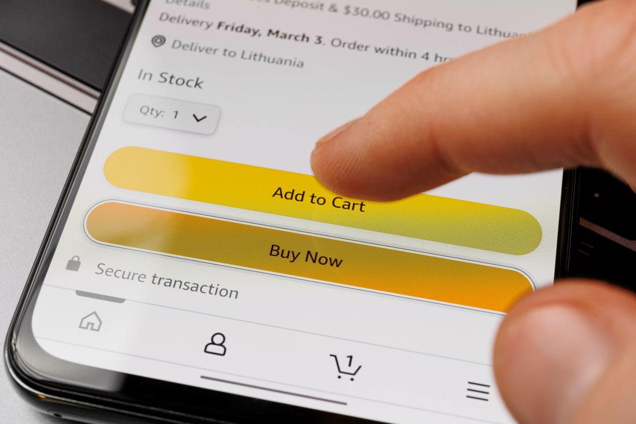 Finger tippt auf „Add to Cart“ auf einem Smartphone – Amazon Agentur für gezielte Optimierung von Kaufprozessen und Conversion-Steigerung